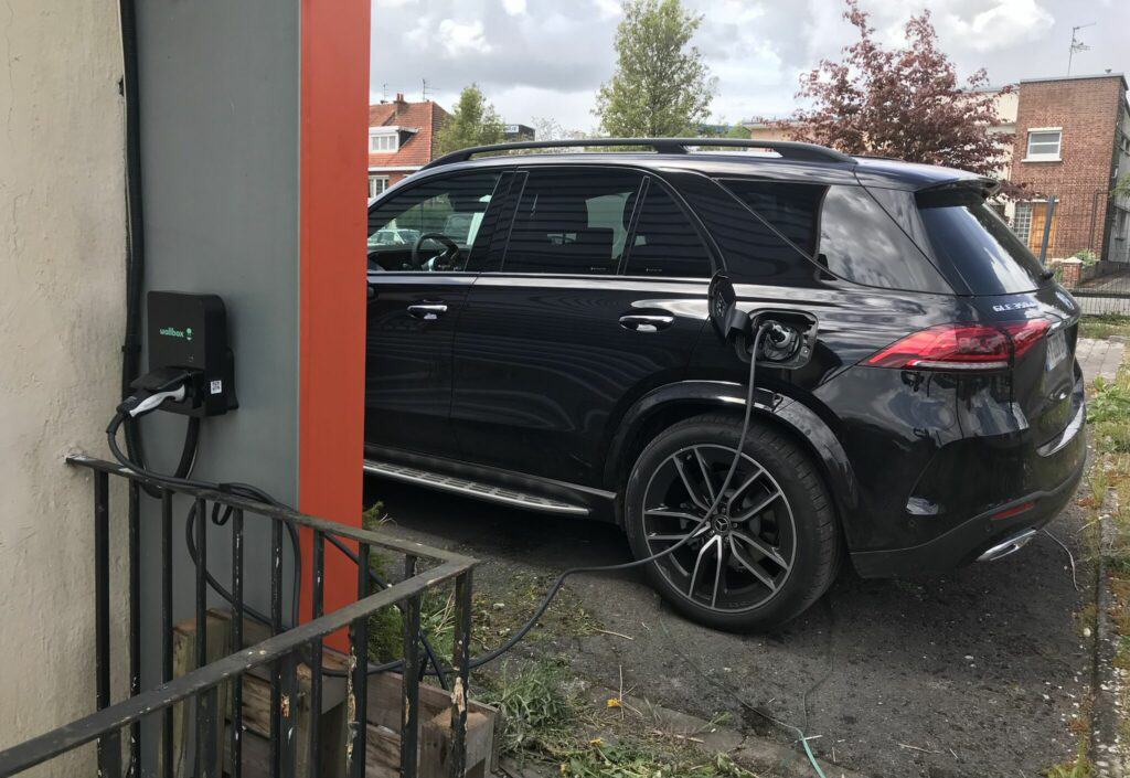 Installation d’une borne de recharge Wallbox Copper SB en entreprise.