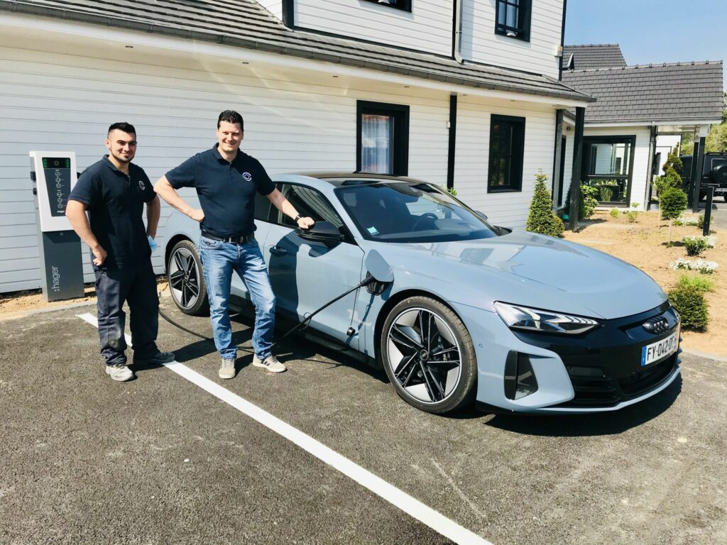 Visite inattendue d’une Audi e-tron GT sur notre solution de recharge.